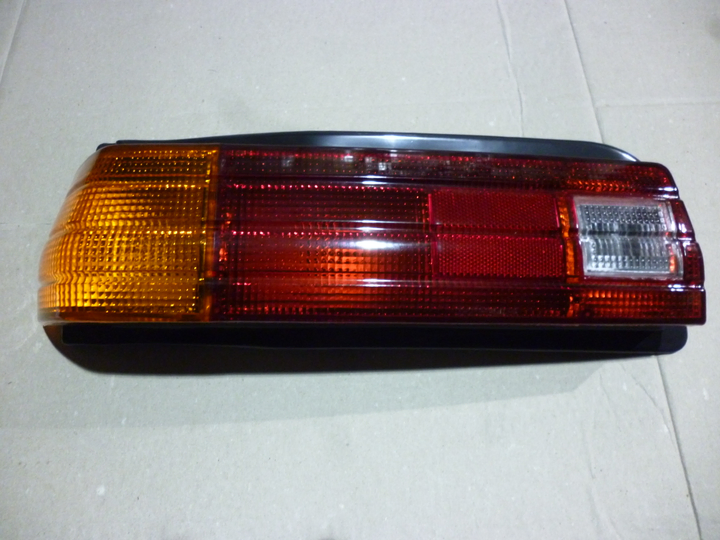 Faro trasero tricolor rayado izq - Imagen principal