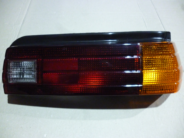 Faro trasero tricolor rayado der - Imagen principal