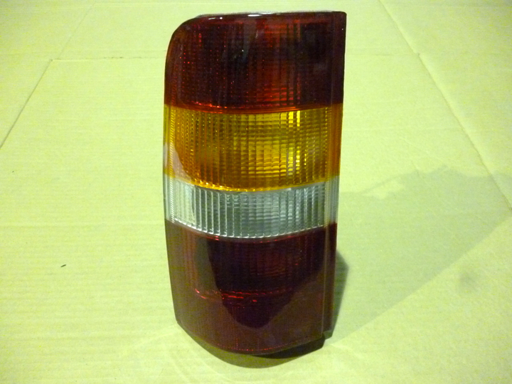 Faro trasero tricolor pick up c/ pl izq - Imagen principal