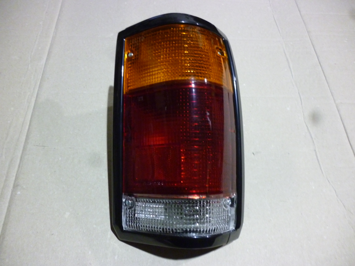 Faro trasero tricolor m/negro der - Imagen principal