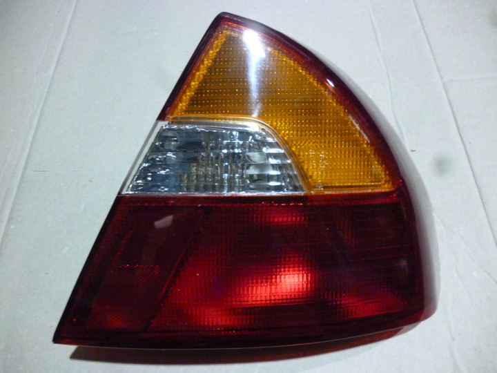 Faro trasero tricolor ext. der - Imagen principal