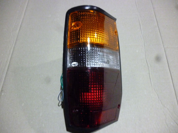 Faro trasero tricolor m/negro izq - Imagen principal