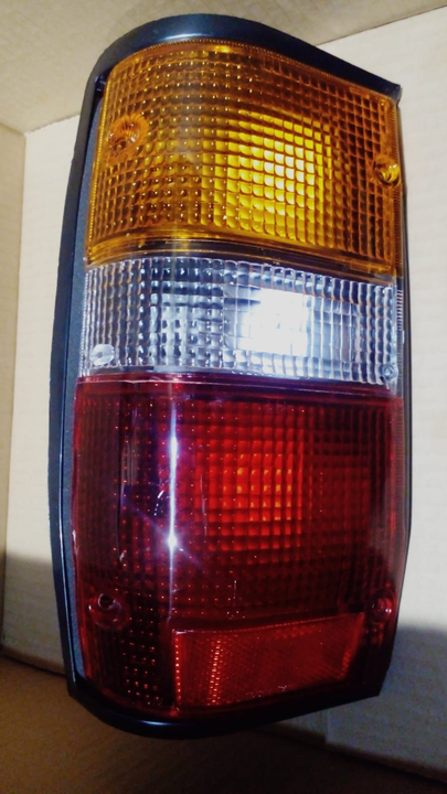 Faro trasero tricolor m/negro der - Imagen principal