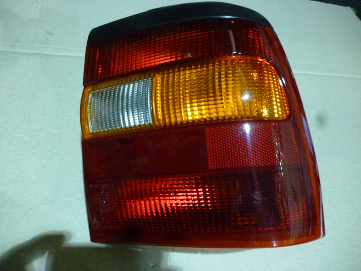 Faro trasero tricolor der - Imagen principal