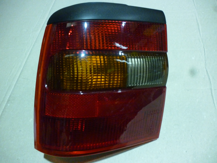 Faro trasero rojo fume der - Imagen principal