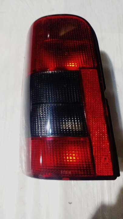 Faro trasero fume rojo carcaza abs 2 portones izq - Imagen principal