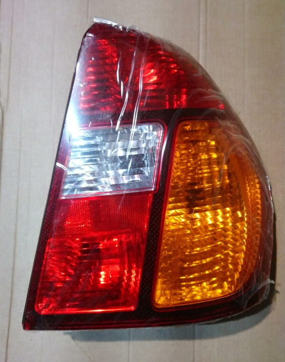 Faro trasero tricolor sedan 4 puertas der - Imagen principal