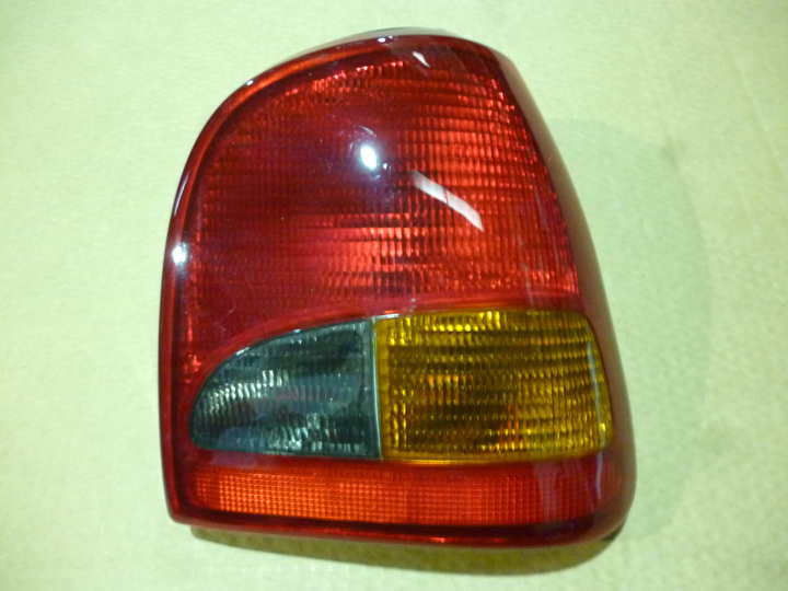 Faro trasero tricolor t/arteb acril. der - Imagen principal