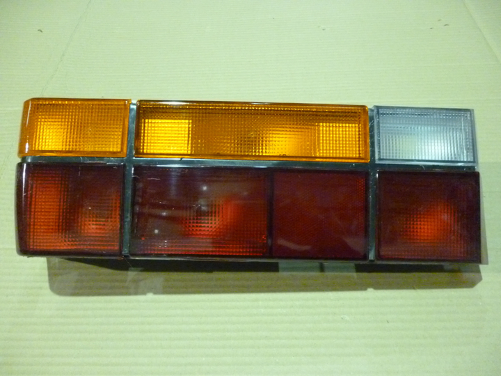 Faro trasero tricolor acril. izq - Imagen principal