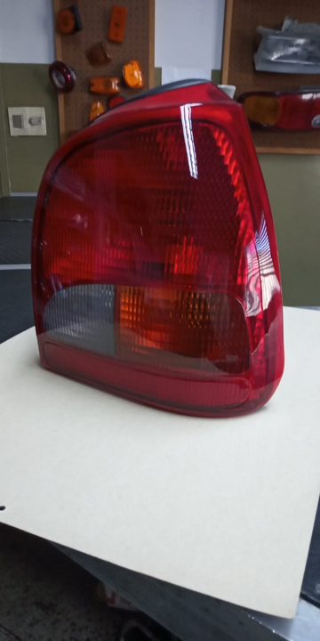 Faro trasero tricolor c/señ. ambar t/artrb y cibie der - Imagen principal