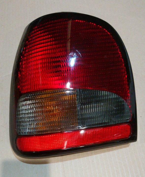 Faro trasero cristal rojo m/negro der - Imagen principal