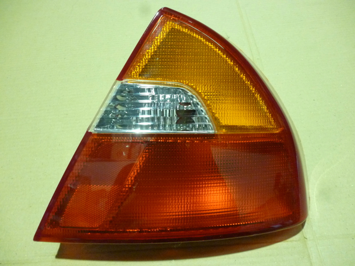 Faro trasero tricolor ext. der - Imagen principal