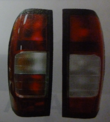 Faro trasero cristal rojo con luz antiniebla izq - Imagen principal