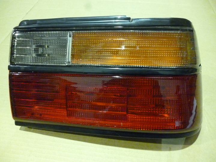 Faro trasero tricolor m/negro der - Imagen principal