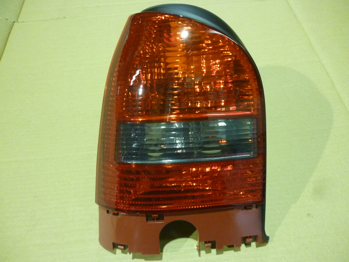 Faro trasero rojo fume izq - Imagen principal