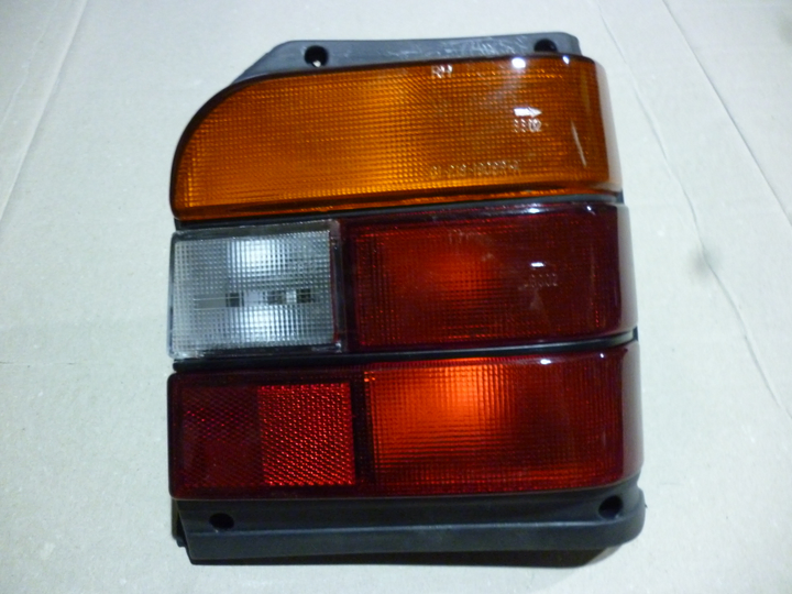 Faro trasero tricolor m/negro der - Imagen principal