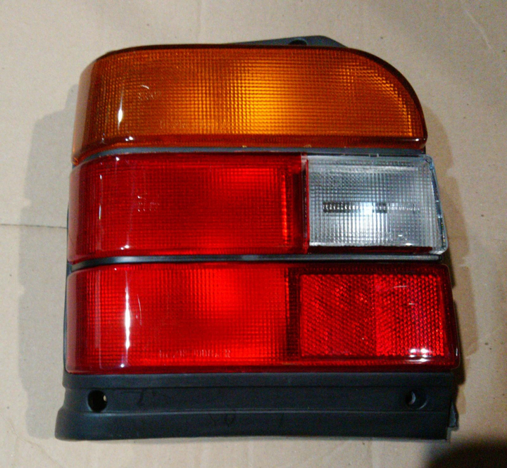 Faro trasero tricolor m/negro izq - Imagen principal