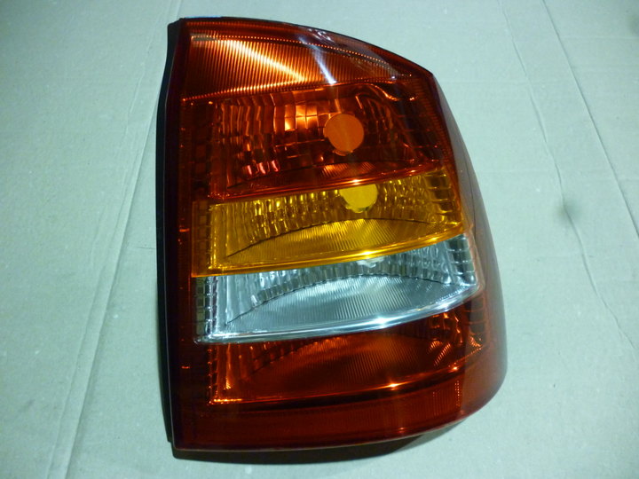 Faro trasero tricolor 4 ptas der - Imagen principal