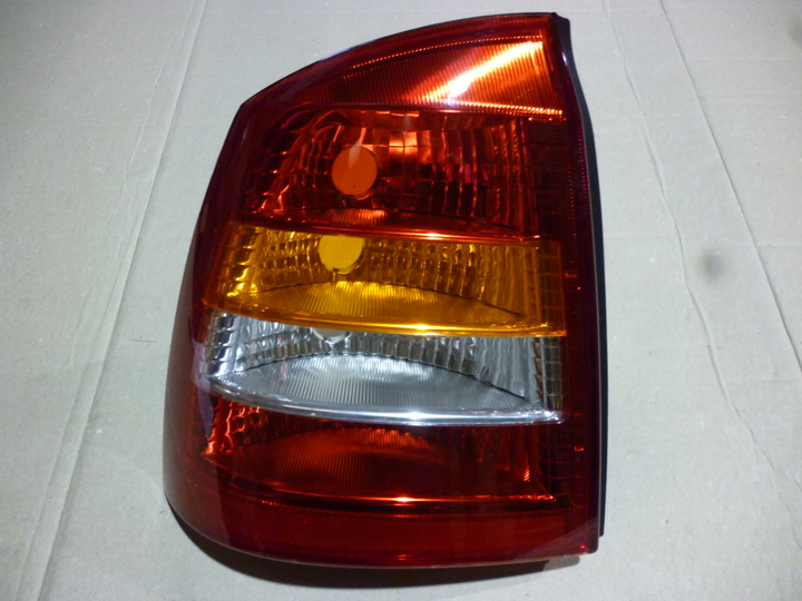 Faro trasero tricolor 4 ptas izq - Imagen principal