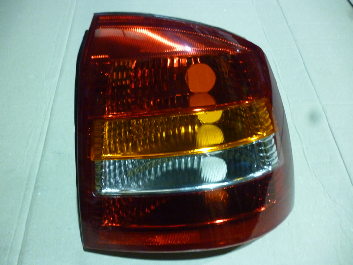 Faro trasero tricolor 3 y 5 ptas der - Imagen principal