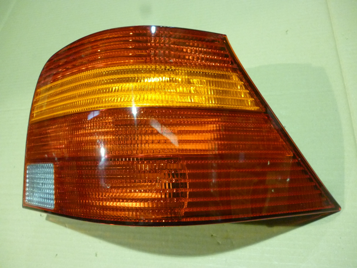 Faro trasero tricolor der - Imagen principal