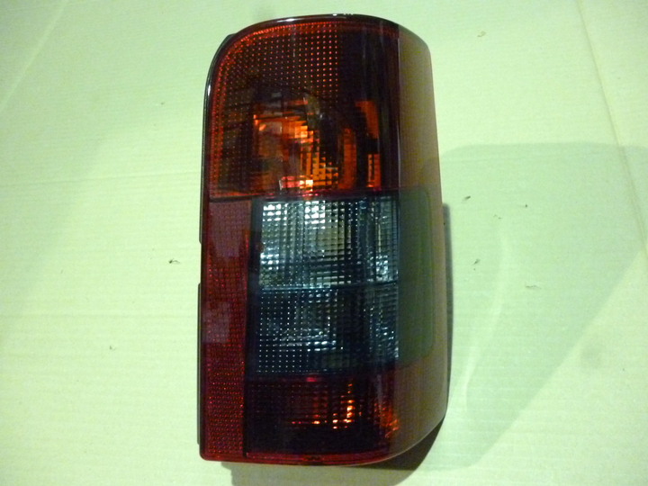 Faro trasero rojo fumé 1 porton izq - Imagen principal