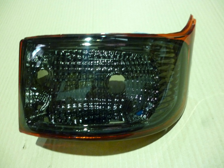 Faro trasero fume c/borde rojo der der - Imagen principal