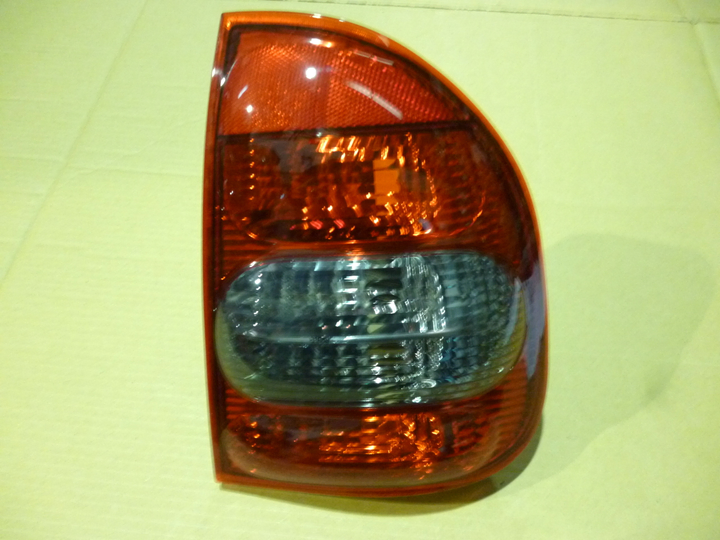 Faro trasero 4 puertas rojo fume claro der - Imagen principal