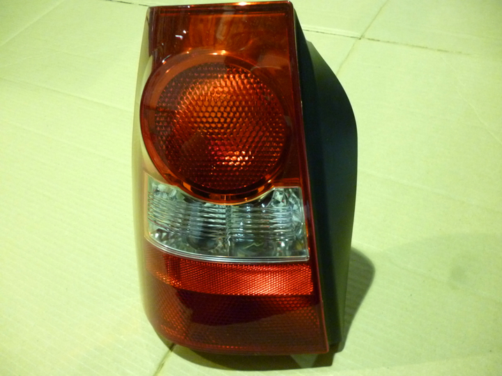 Faro trasero base roja izq - Imagen principal