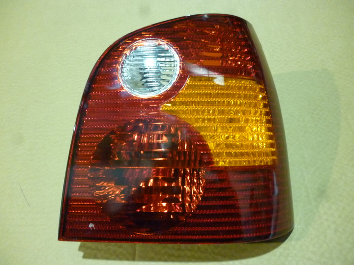 Faro trasero tricolor hatch der - Imagen principal