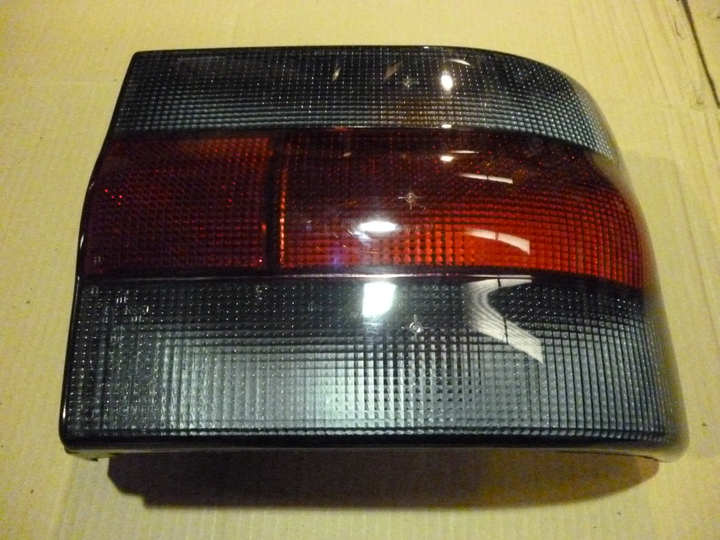 Faro trasero rojo fume 5ptas der der - Imagen principal