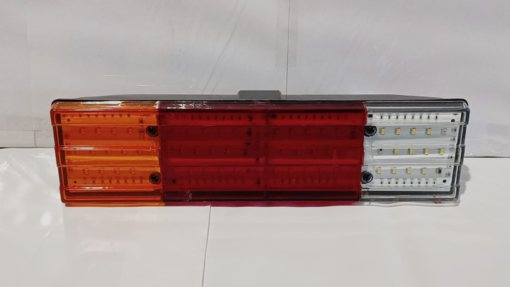 Faro trasero tricolor led con luz de matricula 24v i/d - Imagen principal