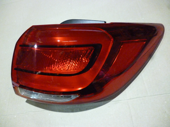 Faro trasero bicolor exterior der - Imagen principal