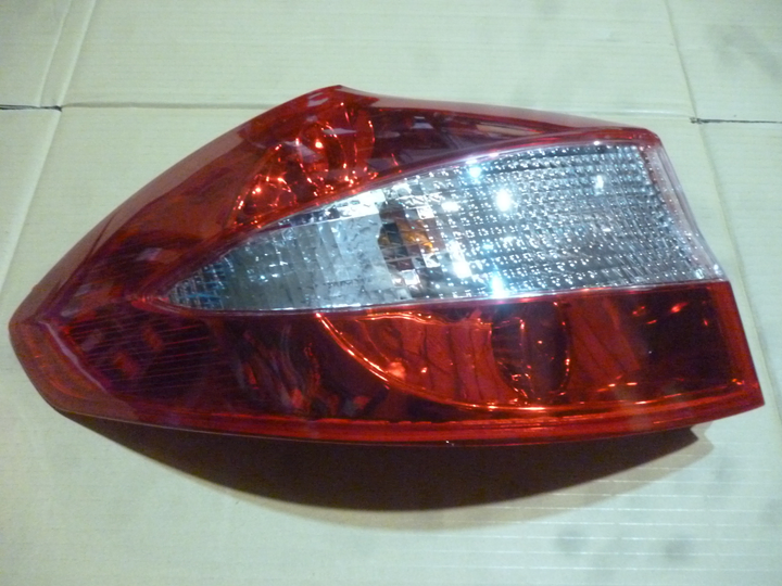 Faro trasero bicolor sedan izq - Imagen principal