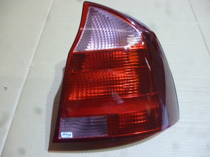 Faro trasero bicolor rosa der - Imagen principal