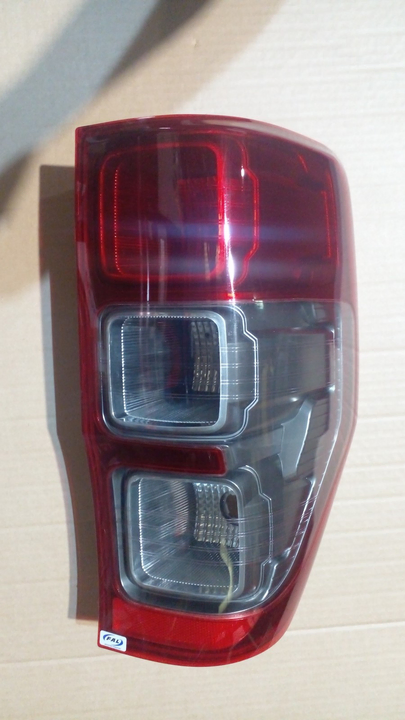 Faro trasero bicolor  sin cromado izq - Imagen principal