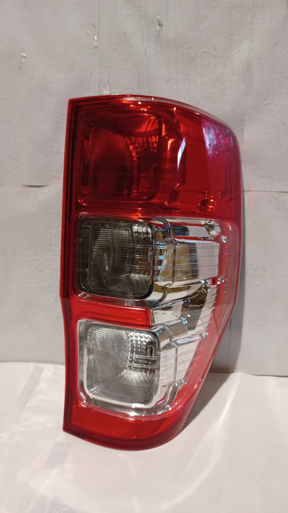 Faro trasero bicolor cromado der - Imagen principal